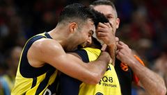 Basketbalisté Fenerbahce se radují z postupu do finále Euroligy.