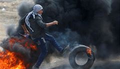 Palestinci na protest zapalují pneumatiky. Kouř z nich zhoršuje orientaci...