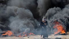 Palestinská ena vychází z koue bhem prostest proti Izraeli.