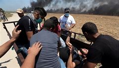Palestinci odváí své zranné.