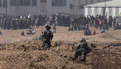 Izraeltí vojáci hledí smrem do Pásma Gazy.