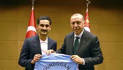 Turecký prezident Recep Tayyip Erdogan pózuje s hráem Manchester City Ilkayem...