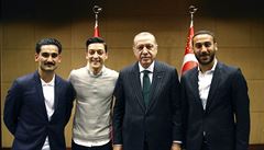Prezident Recep Tayyip Erdogan pózuje s tureckými hrái britské Premier League...