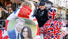 Lidé ve Windsoru se na královskou svatbu již velmi těší. Britské vlajky jsou...