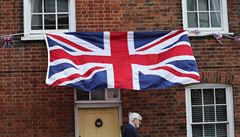 Ulice ve Windsoru jsou vyzdobené britskými vlajkami.