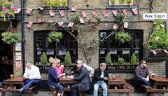 Restaurace po Windsoru zdobí vlajky Spojeného království a jména prince Harryho...