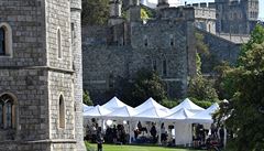 Televizní táby pipravují své stany ped hradem Windsor.