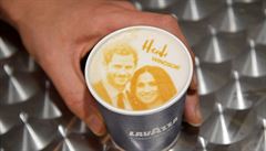 Obrázek prince Harryho a jeho snoubenky Meghan na kávě.