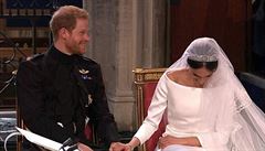 Vévoda a vévodkyn ze Sussexu se smjí bhem obadu.