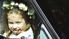 Princezna vyplazuje jazyk na fotografy bhem cesty na svatbu.