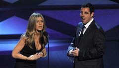 Jennifer Anistonová a Adam Sandler na jednom pódiu. Pi pedávání cen Peoples...