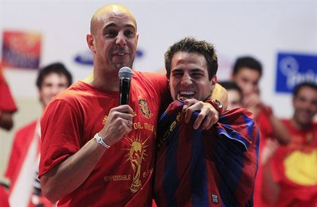 Pepe Reina (vlevo) se spoluhráčem ze španělské reprezentace Ceskem Fabregasem. | na serveru Lidovky.cz | aktuální zprávy