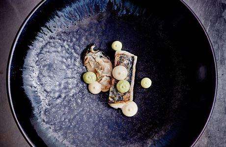 Jak vzniká jídlo v restauraci Entrée: makrela, ústřice, kombu dashi, kedlubna,...