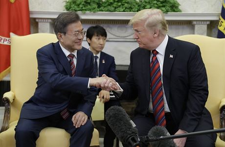 Setkn americkho prezidenta Donalda Trumpa s jihokorejskm protjkem Mun...