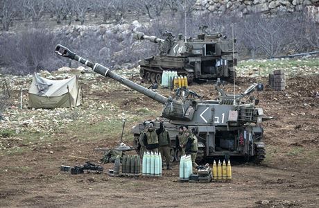 Izraeltí vojáci u mobilní artilérie v Golanských výinách. Reagují na útok...