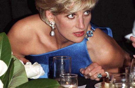 Princezna Diana na fotce z roku 1996, na které má akvamarínový prsten. Ten nyní...
