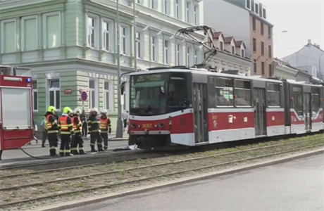 Sráku s tramvají v Blohorské ulici v Praze 6 nepeila ena.