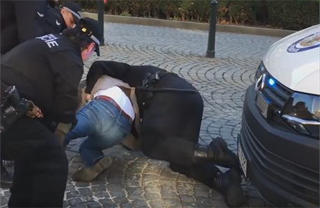 Msttí stráníci zatýkají v centru Prahy mue, který parkoval na zákazu...