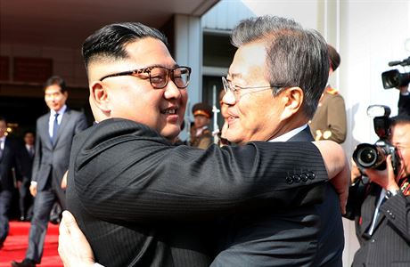Nejvyí pedstavitelé obou korejských stát. Kim ong-un (vlevo) a Mun e-in...