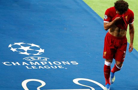 Plaící Mohamed Salah z Liverpoolu odstupuje z finále Ligy mistr kvli zranní...