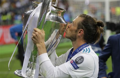 Gareth Bale líbá trofej pro vítze Ligy mistr