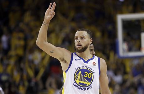 Stelec Golden State Stephen Curry slaví úspnou trojku pi estém utkání...