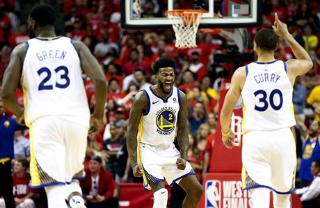 Golden State Warriors slaví vstelený ko. Zprava Stephen Curry, Jordan Bell a...