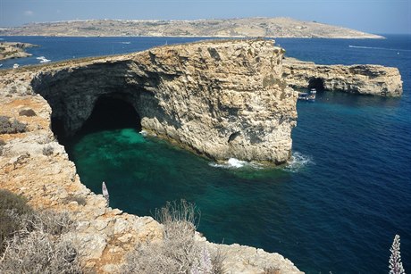 Nejsevernjí výbek ostrova Comino se Santa Marija Cave. Uvnit se dá i...