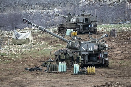Izraelští vojáci u mobilní artilérie v Golanských výšinách. Reagují na útok...