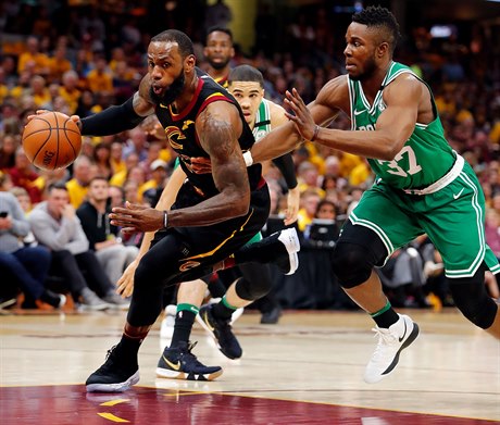 LeBron James (23) a Semi Ojeleye (37)