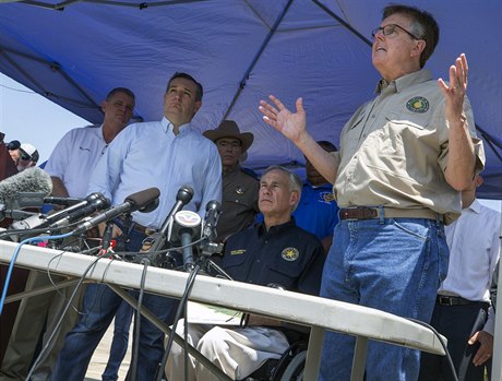 Texasský guvernér Dan Patrick (vpravo).