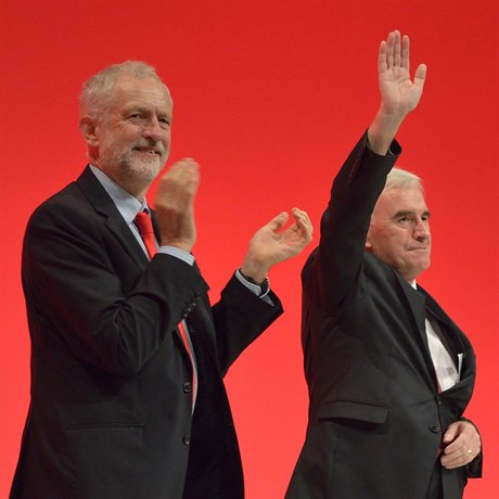 Stínový ministr financí John McDonnell (vpravo) a lídr labourist Jeremy Corbyn...