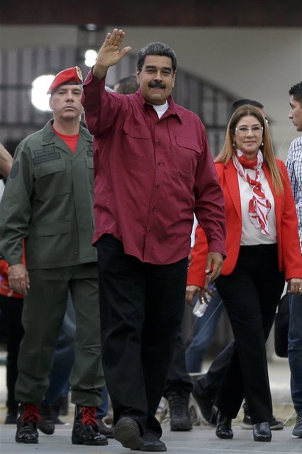 Úadující venezuelský prezident Nicolas Maduro vychází se svou enou z volební...