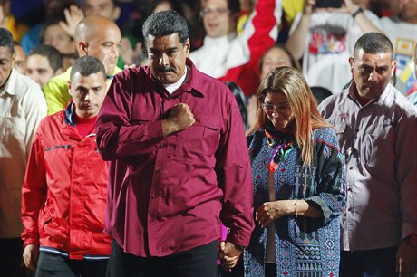 Venezuelský prezident Madura oslavuje své vítzství.