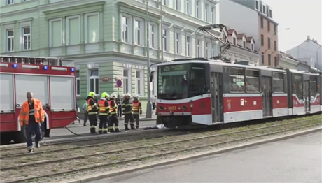 Sráku s tramvají v Blohorské ulici v Praze 6 nepeila ena.