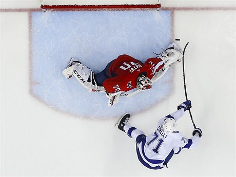 Braden Holtby (70) zastavuje stelu Anthonyho Cirelliho (71).