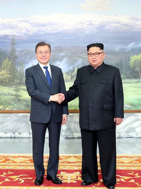 Jihokorejský prezident Mun e-in na pekvapivé schzce s vdcem KLDR, Kim...