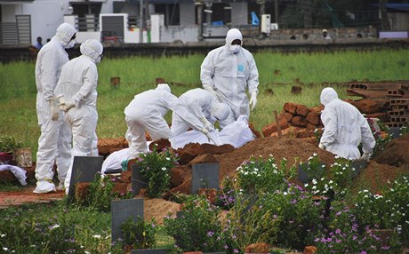 Doktoi pohbívají lovka, který zemel na virus nipah.