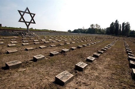 Hřbitov u Terezínského památníku.