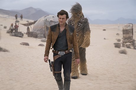 Alden Ehrenreich jako Han Solo. Snímek Solo: Star Wars Story (2018). Režie: Ron...