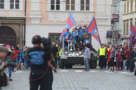 Oslavy fotbalového titulu v Plzni. Hrái na námstí Republiky pijeli americkým...