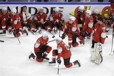 Švýcarští hráči zklamaní po prohraném finále světového šampionátu v hokeji.