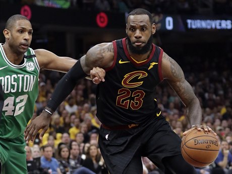 LeBron James z Clevelandu najídí do koe kolem pivota Bostonu Ala Horforda.