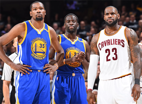 Cleveland vs. Golden State pi finále NBA 2017. Zprava LeBron James z...