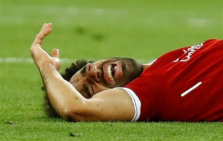 Mohamed Salah z Liverpoolu leží na trávníku ve finále Ligy mistrů Za chvíli...