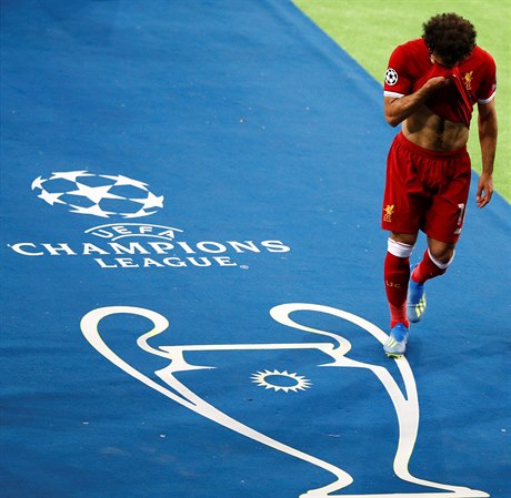 Plačící Mohamed Salah z Liverpoolu odstupuje z finále Ligy mistrů kvůli zranění...