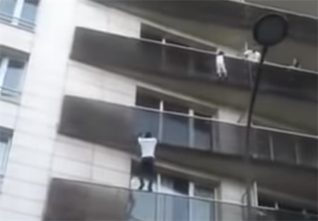 Pařížský Spiderman Mamoudou Gassama při záchraně dítěte.