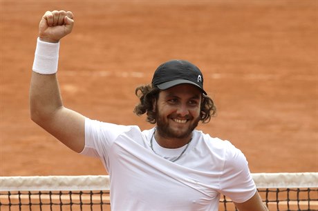 Tenista Marco Trungelliti slaví postup do druhého kola Rolland Garros.