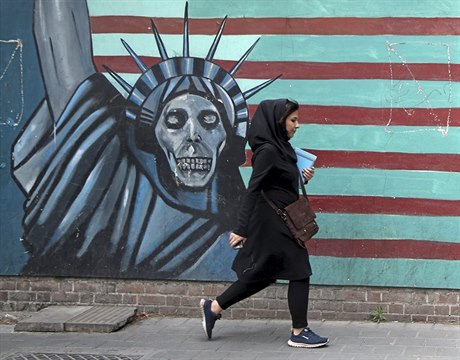 Zeď bývalého amerického velvyslanectví v centru Teheránu je pomalovaná...