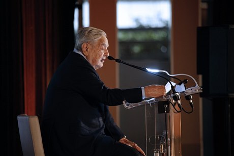 George Soros během projevu v Paříži.